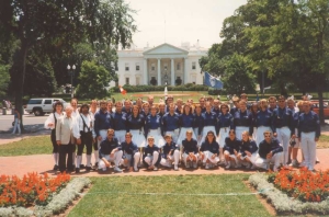 1993 06 25  Washington Weißes Haus: letzte Reihe, 4. Spielmann von links