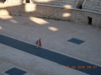 2005 09 16 El Jem Amphitheater Fam Tahedl beim Spaziergang
