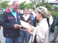 2006 06 16 Besuch Laboe Geschenkaustausch mit Gemeinde