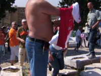 2009 05 07 Athen Akropolis Umziehen FCB Trikot