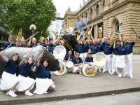2009 06 01 Gruppenfoto mit Instrumenten vor der Börse