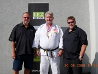 2009 08 30 Freude über 2 Medaillen bei Sponsor Fred Zechmeister