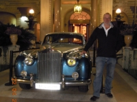 Rolls Royce als Deko beim Eingang zum Hotel Carlton
