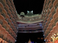 Allure of the Seas bei Nacht