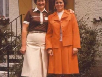1977-firmung-andrea-mit-schwester-christl
