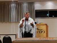 Erklärung einer Synagoge und der Torra-Rolle durch Reiseleiter Cfir