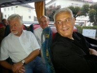 BRV Feili sitzt auch im Bus bei der Anreise