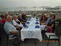 Gemeinsames Mediterranes Abendessen direkt am Strand