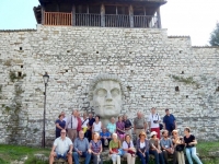 Gruppenfoto Balkanreise auf der Burg in Berat 1
