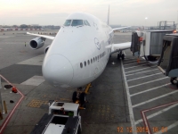 Boing 747 wird zum Start geschoben