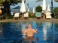 23 03 Erster Sprung in den Pool in Bali
