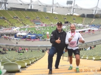 Läufer und Coach im Olympiastadion