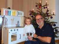 2016 12 24 Opa mit Sarah und neuer Puppenküche