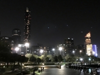 Skyline bei Nacht von der Corniche gesehen