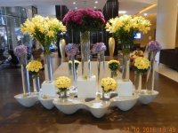 Blumenarrangement in der Hotellobby
