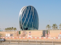 2016 10 27 Abu Dhabi Vorbeifahrt am spektakulären Aldar Building von hinten