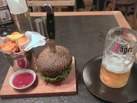 Restaurant Hans und Franz gegenüber Hotel_perfekter Burger
