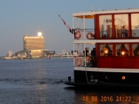 2016 08 18 Amsterdam Hafen perfekter Mond heute Nacht