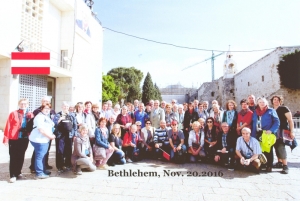 2016 11 20 Bethlehem Geburtskirche Bus rot