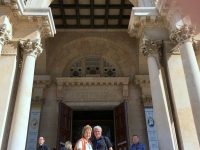 Kollege Pepi und Gattin vor der Kirche Gethsemane