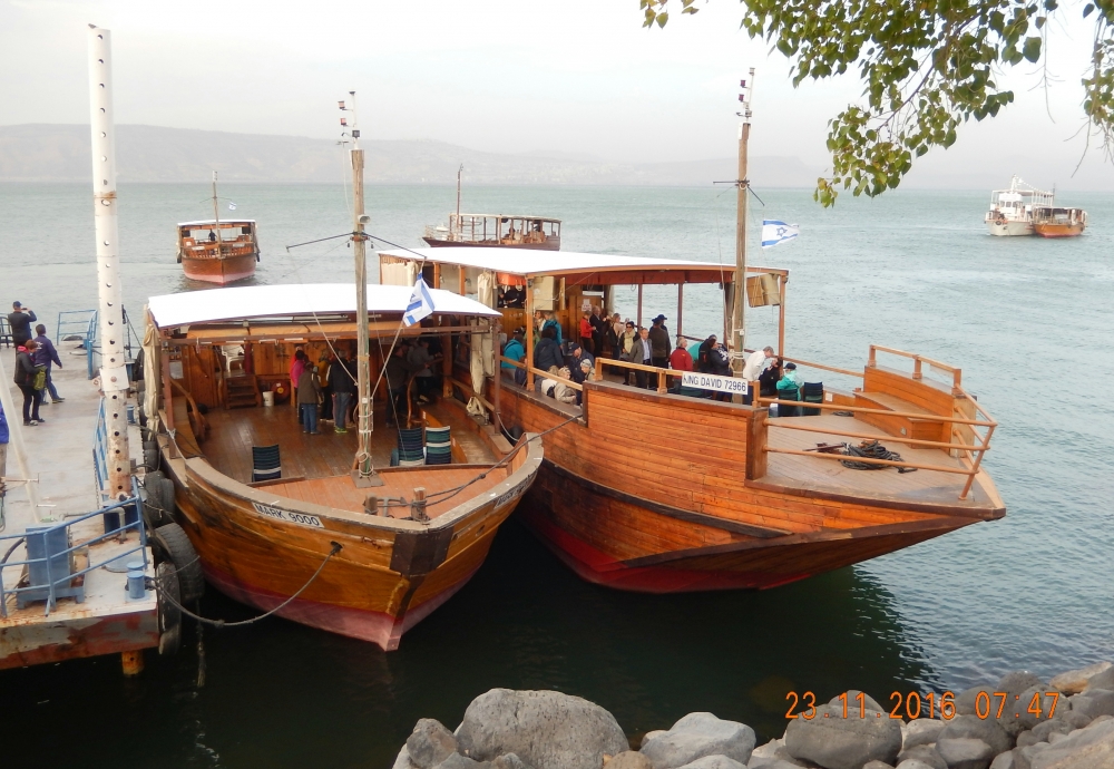 2016 11 23 See Genezareth unsere Boote für die Bootsfahrt