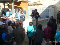 Erklärungen durch Ameed vor der Synagoge
