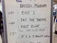 Wegweiser zum British Museum in der U_Bahn