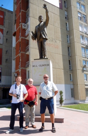 2016 08 27 Pristina Bill Clinton Denkmal mit uns Drei