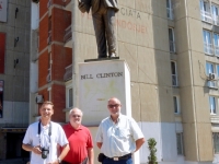 2016 08 27 Pristina Bill Clinton Denkmal mit uns Drei