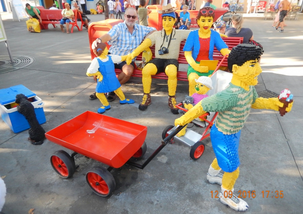 2016 09 12 Legoland_Ausgangsbereich_kurze Pause mit der netten Legofamilie