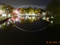 Schöner Anblick mit beleuchteter Brücke