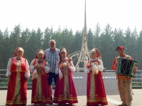 2016 07 20 Jekaterinburg Folklore bei der Grenze Europa Asien