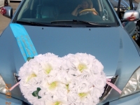 Riesige Blumenarrangements für die Autos