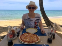 Stärkung mit Pizza am Strand