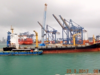 Containerschiff wird beladen