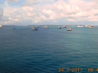 Viele Schiffe warten schon auf die Kanaleinfahrt