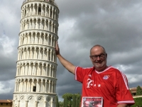 2017 05 01 Pisa schiefer Turm mit FCBayern Magazin