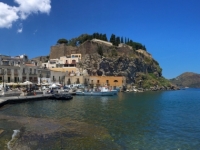 2017 06 12 Insel Lipari Hafen mit der Burg