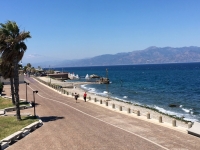 Strandpromenade mit Blick nach Sizilien