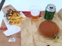 Abendverpflegung mit Burger und Bier