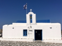 Kleine Kirche im Hafen von Paros