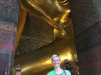 2017 10 27 Bangkok Wat Pho Goldener Budda mit Jutta