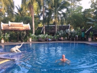 2017 11 01 Luang Prabang Hotel Villa Santi Erfrischung im Pool