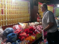 2017 11 07 Vientiane Wurfpfeile am Nachtmarkt