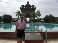 2017 11 08 Vientiane Brunnen vor dem Triumpfbogen Patuxai
