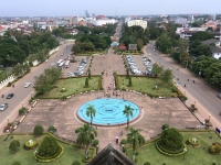 2017 11 08 Vientiane Vorplatz des Triumpfbogen Patuxai