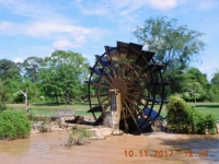Wasserrad in den Wasserfällen von Tat Somohamit