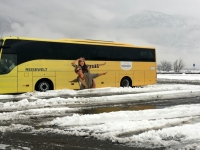 Mittagspause um 13 Uhr_einsamer Bus in der Winterlandschaft