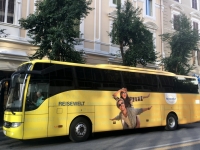 Reiseweltbus mitten in Rom
