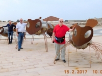 2017 02 15 Archäologische Stätte Qal at al Bahrain_ Sumsis vor dem Museum